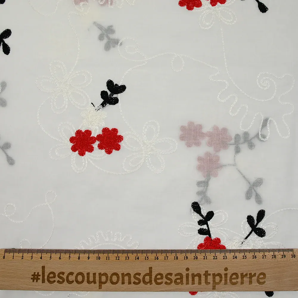 Voile de coton brodé Kiara fond blanc cassé – Image 3