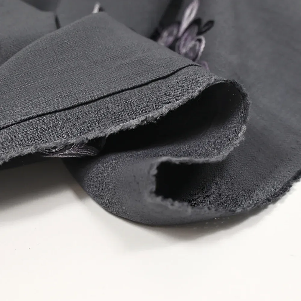 Crêpe viscose brodé Aurore fond gris – Image 5