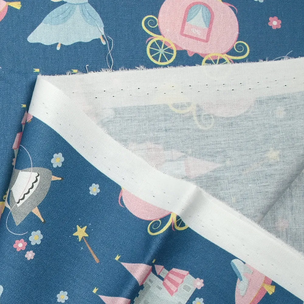 Coton imprimé le carrosse de Cendrillon fond bleu – Image 4