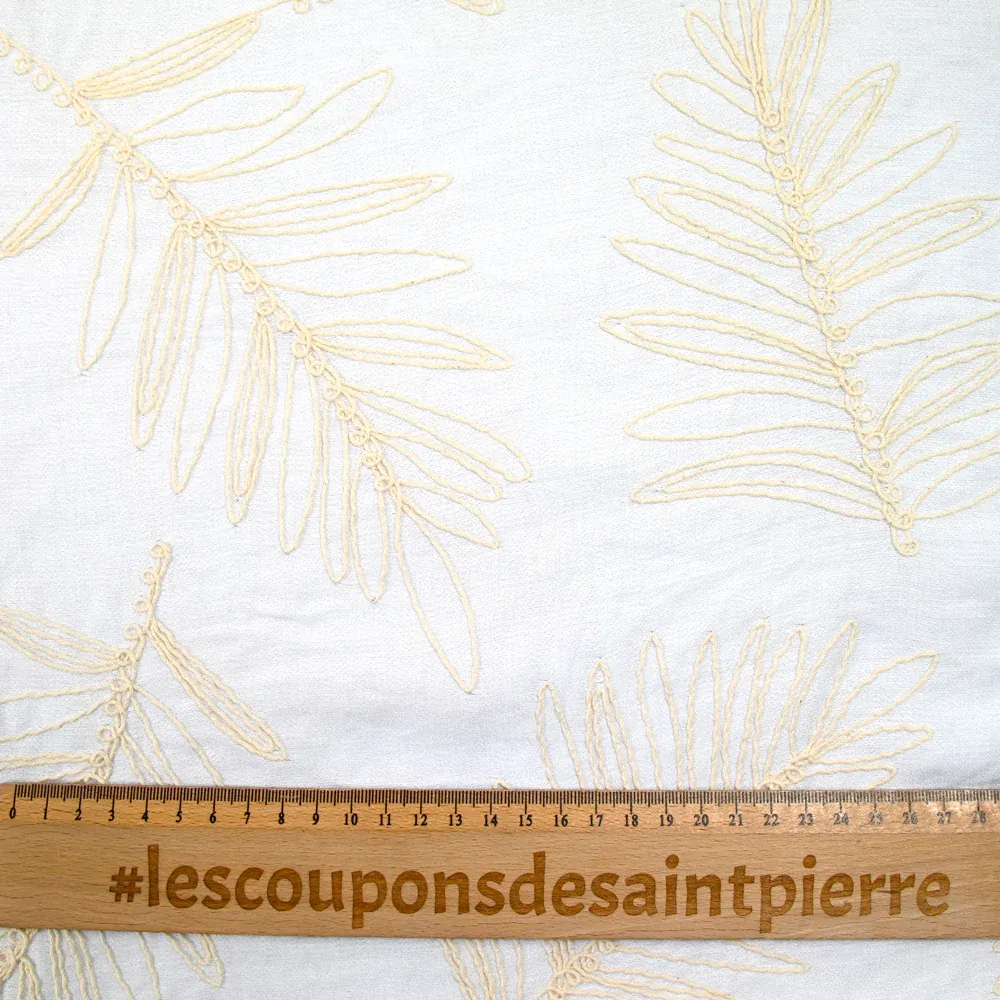 Crêpe viscose brodé jungle fond blanc – Image 3