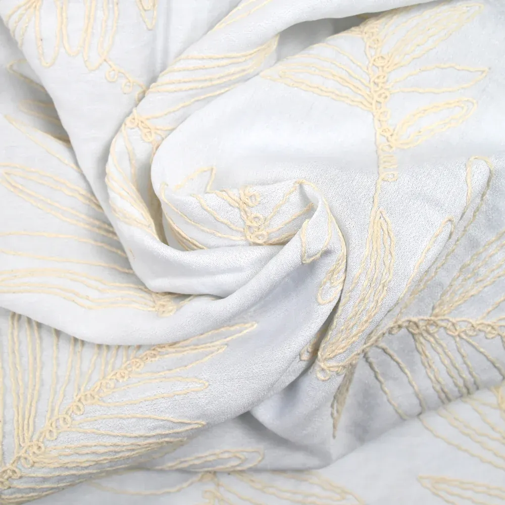 Crêpe viscose brodé jungle fond blanc – Image 2