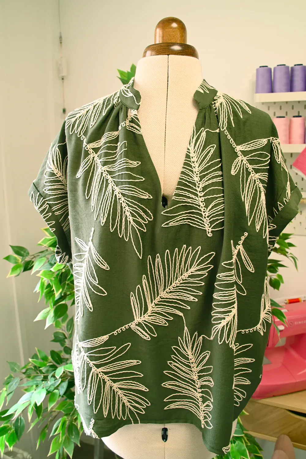 Crêpe viscose brodé jungle fond blanc – Image 6