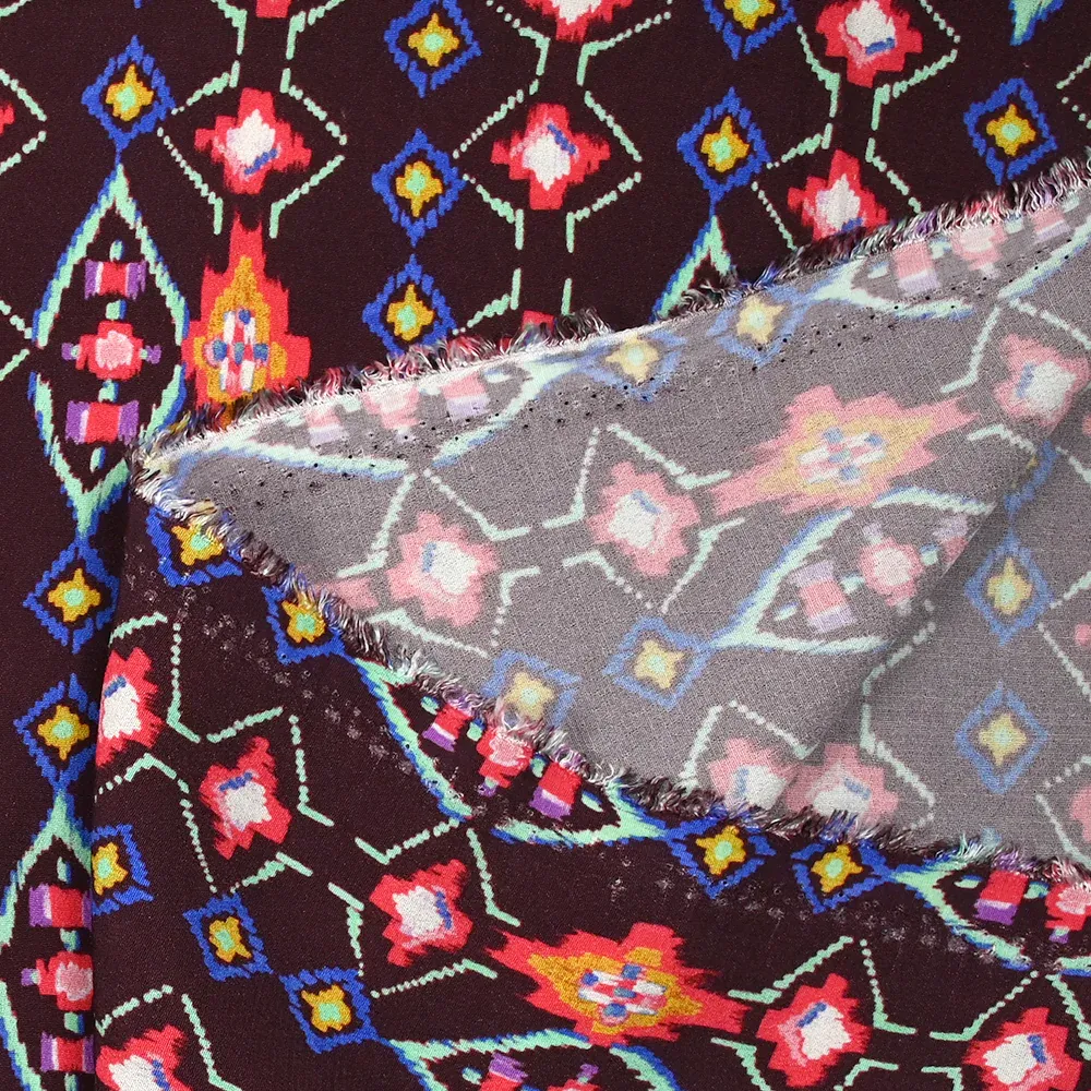 Crêpe viscose imprimé éclat mystique fuchsia et vert d'eau fond lie de vin – Image 5