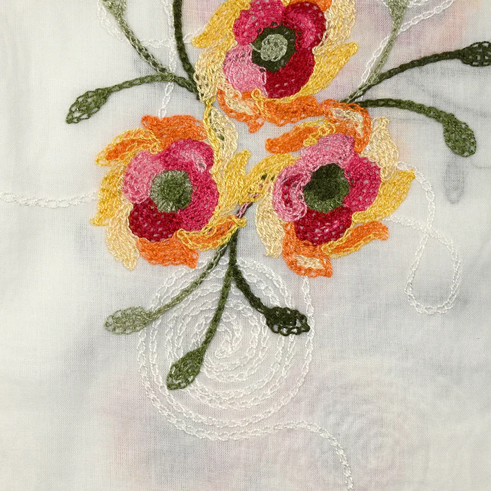 Voile de coton brodé Clara fond blanc cassé – Image 4