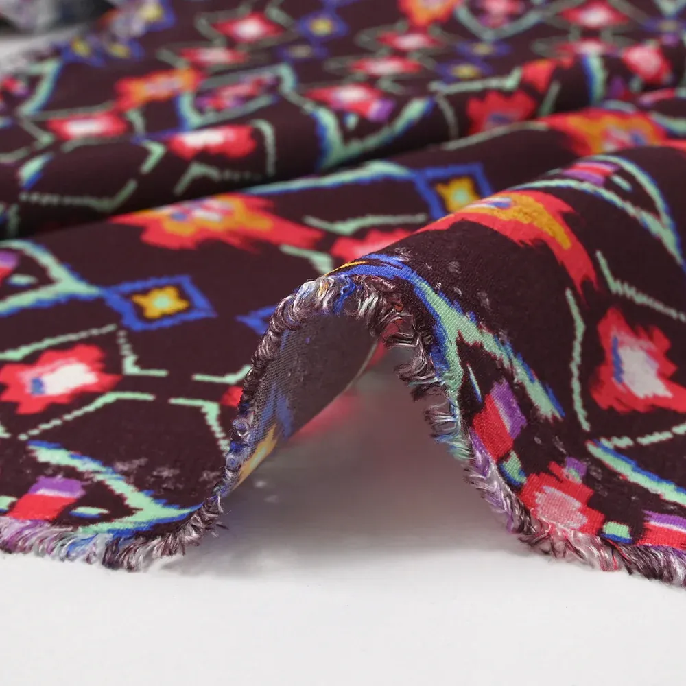 Crêpe viscose imprimé éclat mystique fuchsia et vert d'eau fond lie de vin – Image 6