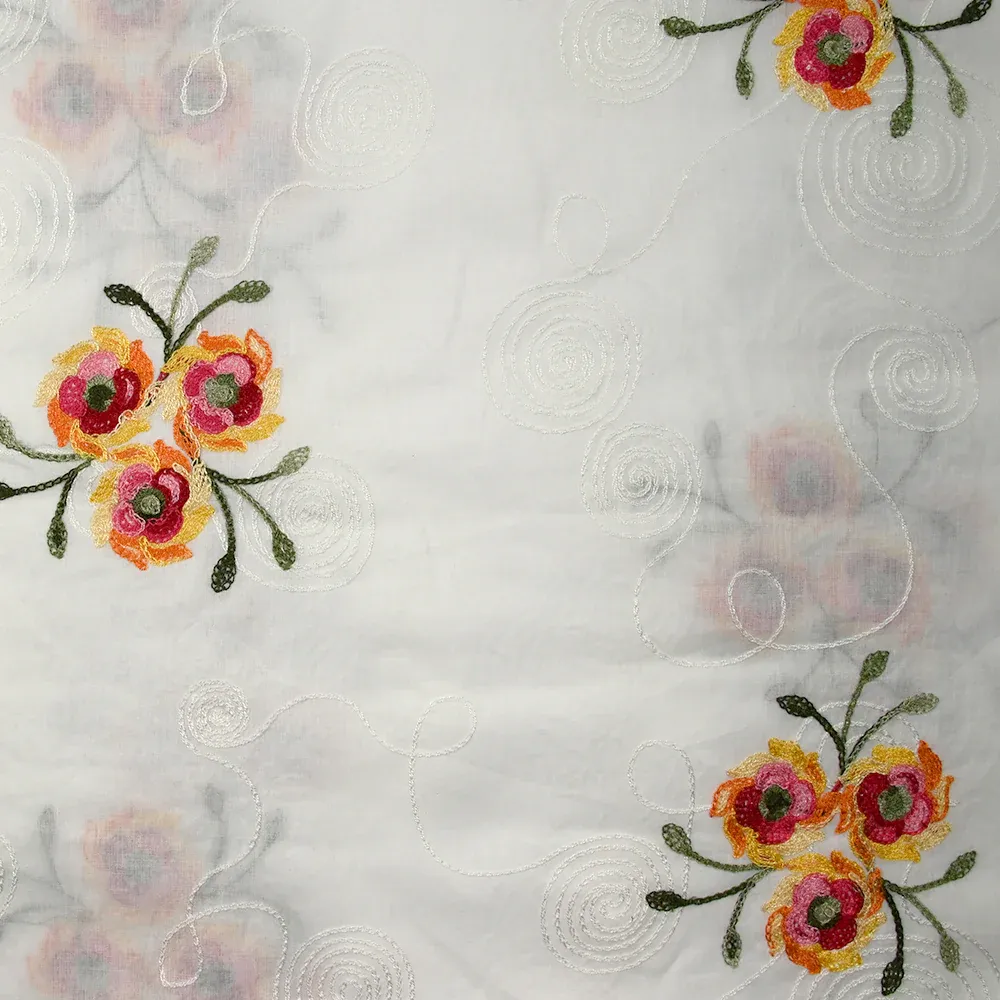 Voile de coton brodé Clara fond blanc cassé